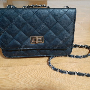 가방 예쁜니다 사이즈 넉넉해요 필요하신 분들은 편하게 보세요 8000