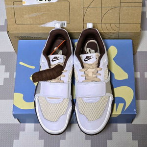 나이키 x 트래비스 스캇 줌 필드 잭스 화이트 앤 라이트 초콜릿 265