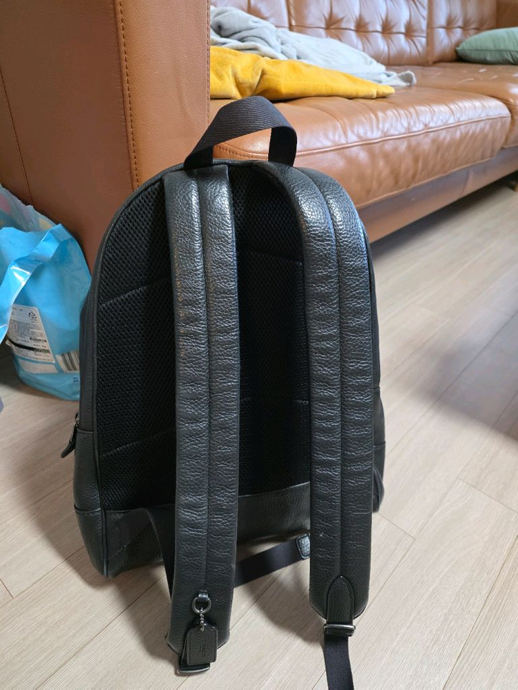 코치 블랙 가죽백팩--1