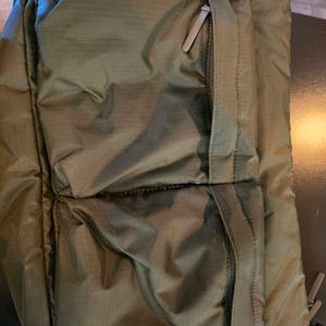 유니클로 멀티포켓 숄더백 올리브색