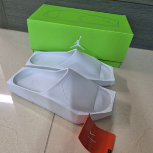 새상품(230) 나이키우먼스조던 슬리퍼(크게나옴235추천