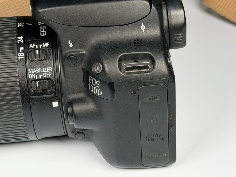 캐논 100D 블랙 DSLR 카메라 이미지