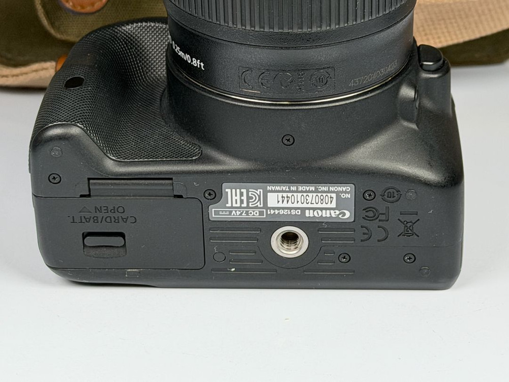 캐논 100D 블랙 DSLR 카메라 이미지