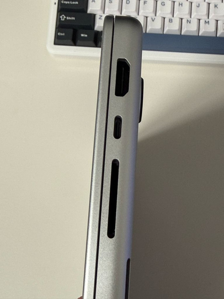 맥북 프로 M4 14인치 실버 (16gb,512gb) 무하자 이미지