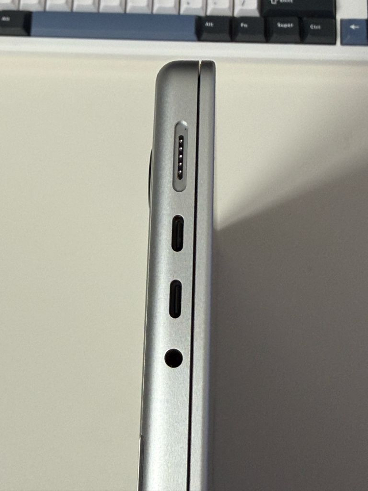 맥북 프로 M4 14인치 실버 (16gb,512gb) 무하자 이미지