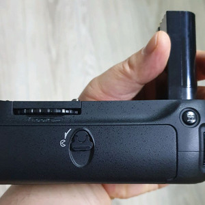 니콘 D80. D90용 정품세로그립 MB-D80. 건전지 매거진