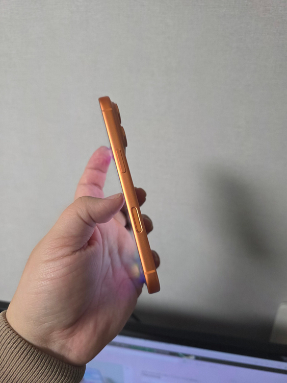 아이폰17프로 오렌지 256기가 SS급 팝니다(배터리100%)--2