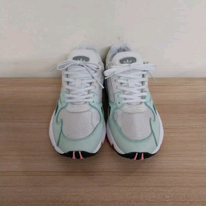 여성 아디다스 오리지널 팔콘 운동화 (240)