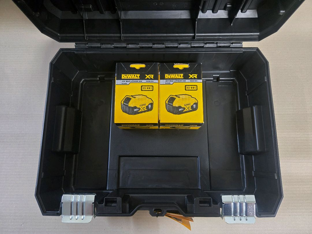 디월트 정품 dcb184 2개 티스텍케이스 국내정발품 디월트정품밧데리 디월트배터리 디월트밧데리 디월트그라인더케이스--2