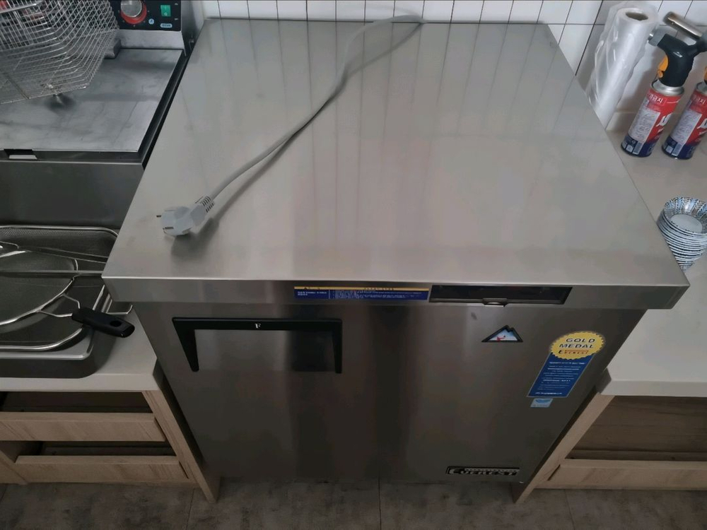 부성 간냉식 S급입니다 상부 필ㄴ테이블냉동고 부성 700 상부 필름도 그대로있습니다 올냉동 B070CB-1ROOS---3