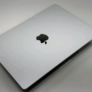 M5 맥북프로 14인치 실버 판매 (배터리 100%)