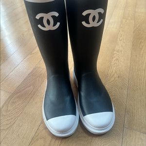 샤넬 레인부츠 최신상