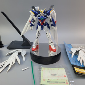 MG 윙건담제로커스텀EW 건담 건프라 반다이 프라모델 가조립 완성품