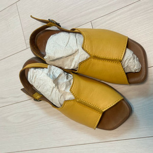노랑 가죽 샌달