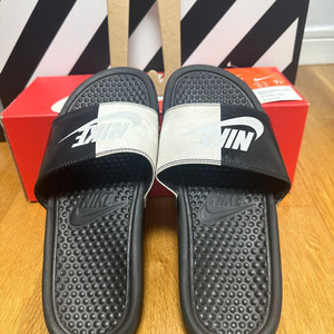 나이키 슬리퍼 (블랙&화이트) 팝니다.