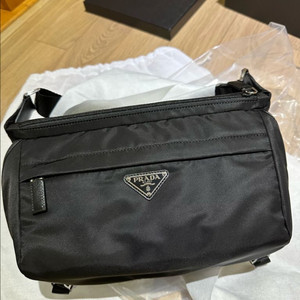 프라다 바이커백M 사이즈 새제품