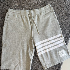 톰브라운 4바 스트라이프 남성반바지 3사이즈