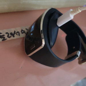 삼성 갤럭시 기어 S (SM-R750) 스마트워치로, 곡면 아몰레드 디스플레이가 특징인 제품이죠.시계수집을 오랜기간 이미지