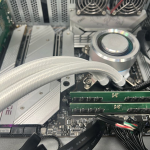 메인보드, CPU, CPU 수냉쿨러, DDR5 4800 32GB 2개, SSD 조립 PC 세트 이미지