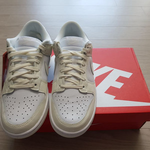 나이키 덩크 로우 화이트 앤 세일 우먼 250 판매 이미지