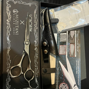 미쯔다니 나노파우더메탈 스호름 6인치 가위 팝니다.