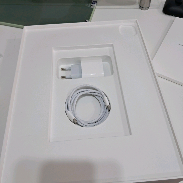 아이패드 프로 m4 13인치 와이파이 256GB 실버 풀박 상태 +SSS--7