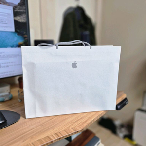 애플 맥북 네오 실버 미개봉 판매합니다.