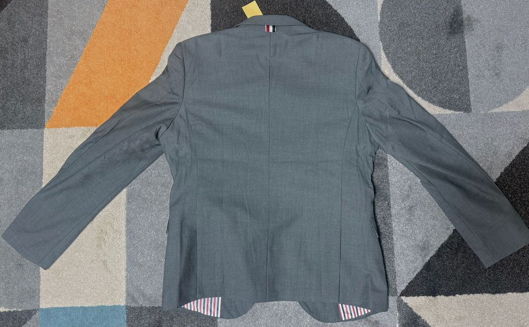 톰브라운 시그니처 미드그레이 정장 자켓 이미지