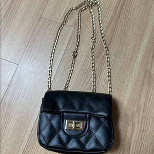 유아 블랙 퀼팅 금장 체인 미니 크로스백