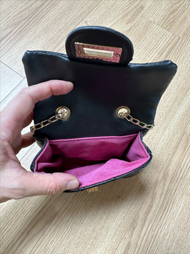 유아 블랙 퀼팅 금장 체인 미니 크로스백--4