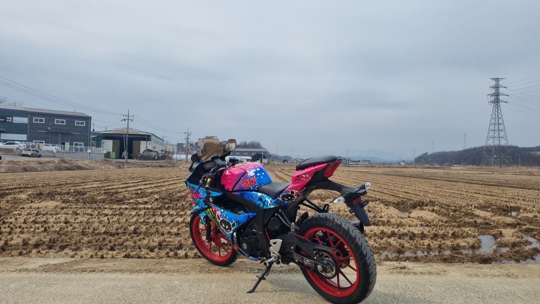 스즈키 GSX R 125 23년식/딱2만키로수/머플러튜닝/검빨/급매 이미지