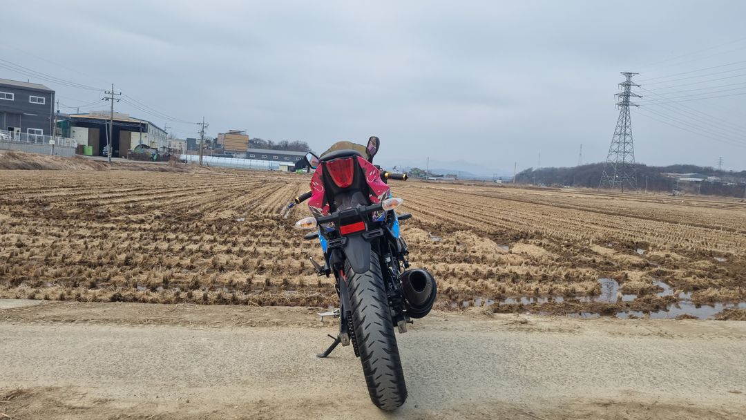 스즈키 GSX R 125 23년식/딱2만키로수/머플러튜닝/검빨/급매 이미지