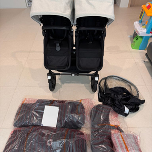쌍둥이 유모차 세트 이미지