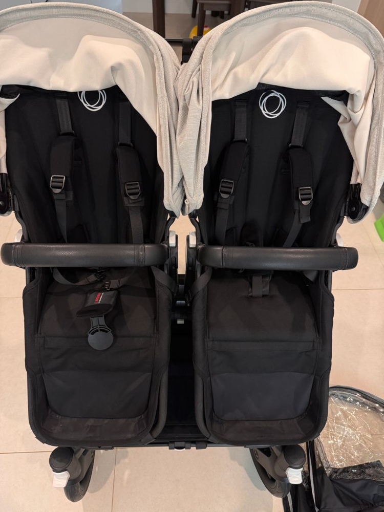 쌍둥이 유모차 세트 이미지