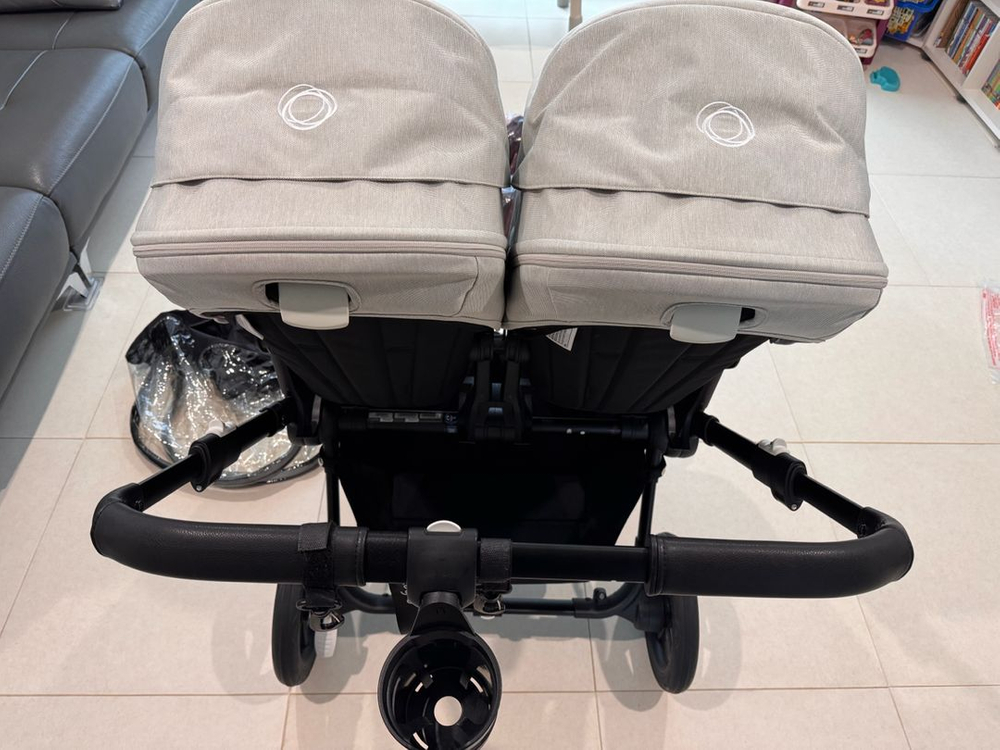 쌍둥이 유모차 세트 이미지