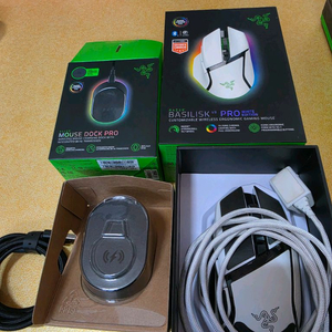 바실리스크 v3 pro 무선충전독 세트 팝니다