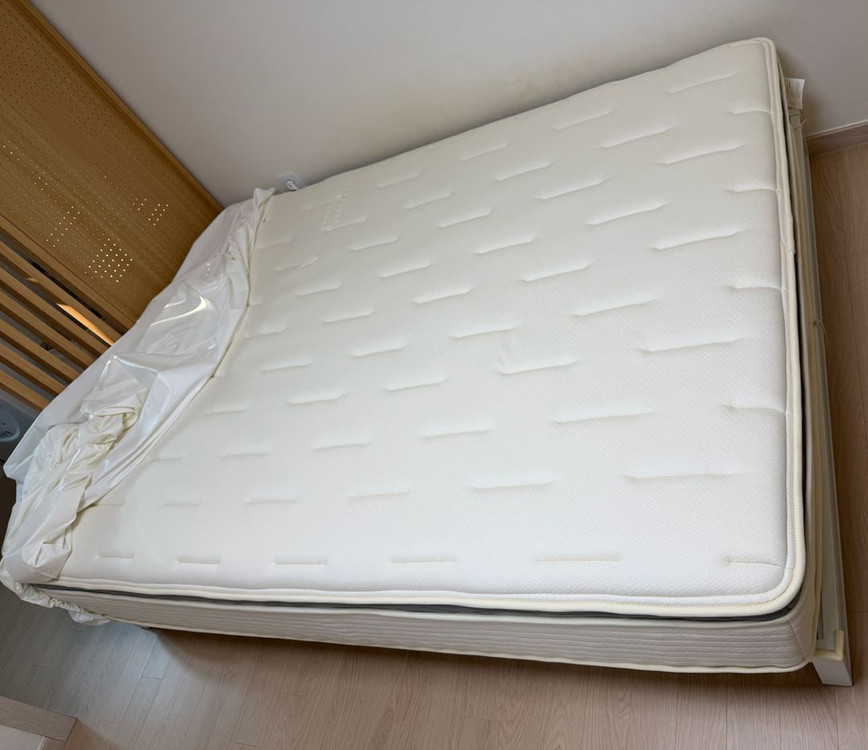 지누스 얼티마 하이브리드 퀸 매트리스+받침대--2