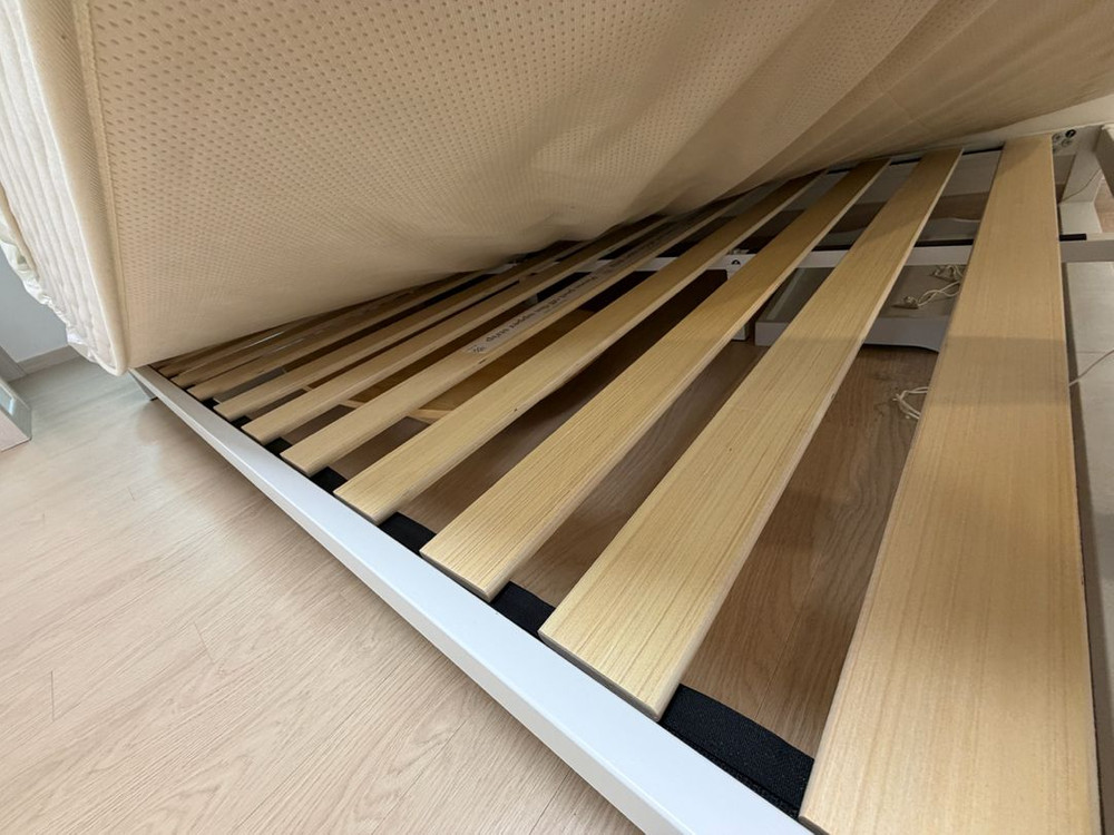 지누스 얼티마 하이브리드 퀸 매트리스+받침대--3