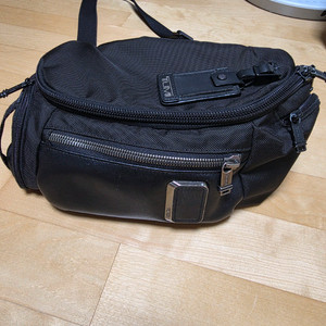 투미 켈리 슬링백