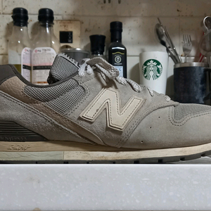 뉴발란스 996 런닝화 260사이즈