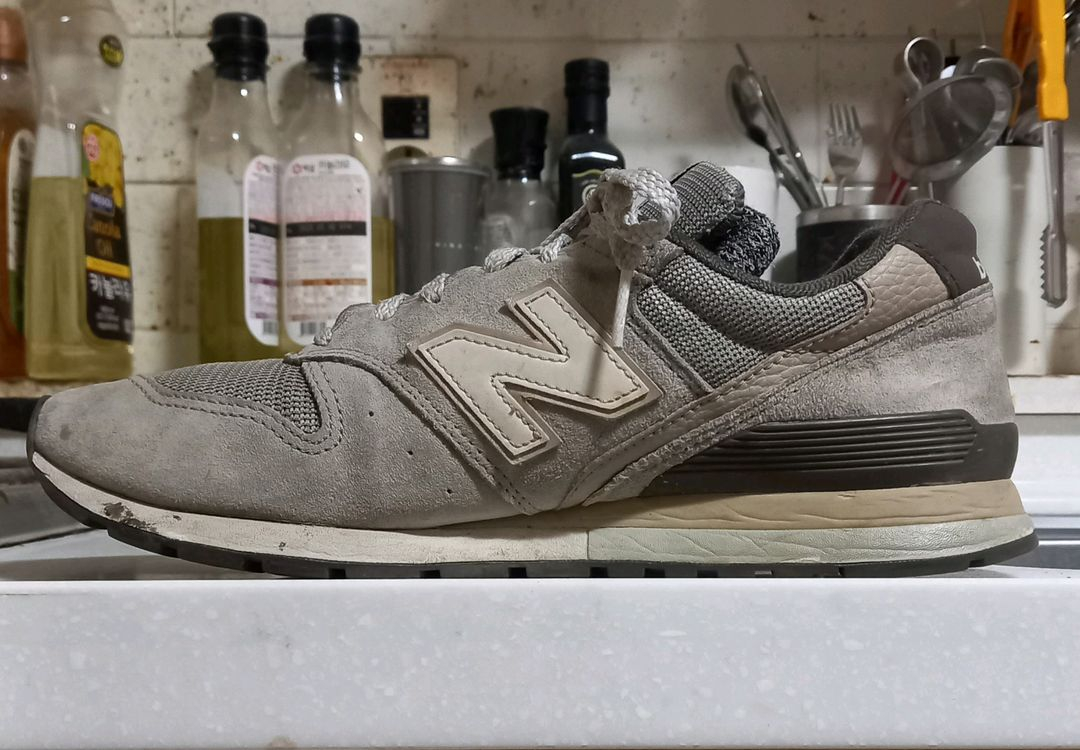 뉴발란스 996 런닝화 260사이즈--1