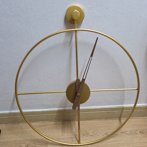 골드 원형 벽시계