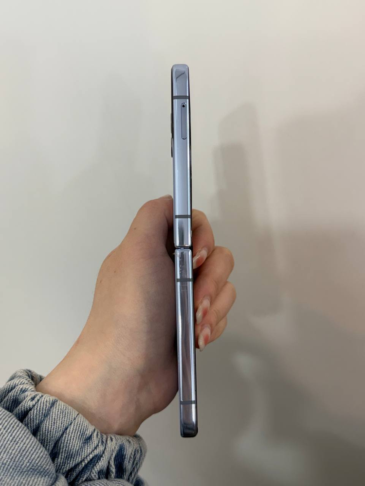 무잔상)갤럭시Z플립4 블루 256GB Y1579 이미지