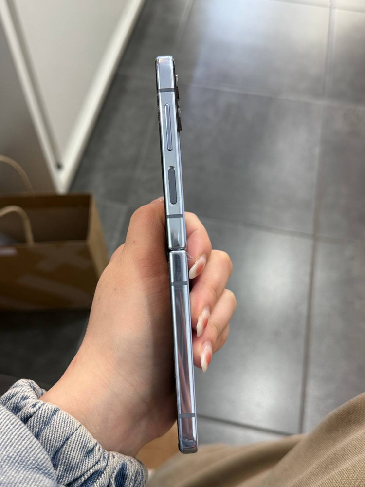 무잔상)갤럭시Z플립4 블루 256GB Y1579 이미지