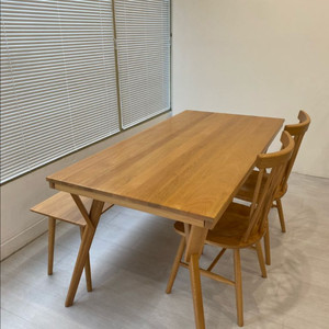 우디크 테이블 팝니다. (의자+벤치 포함)