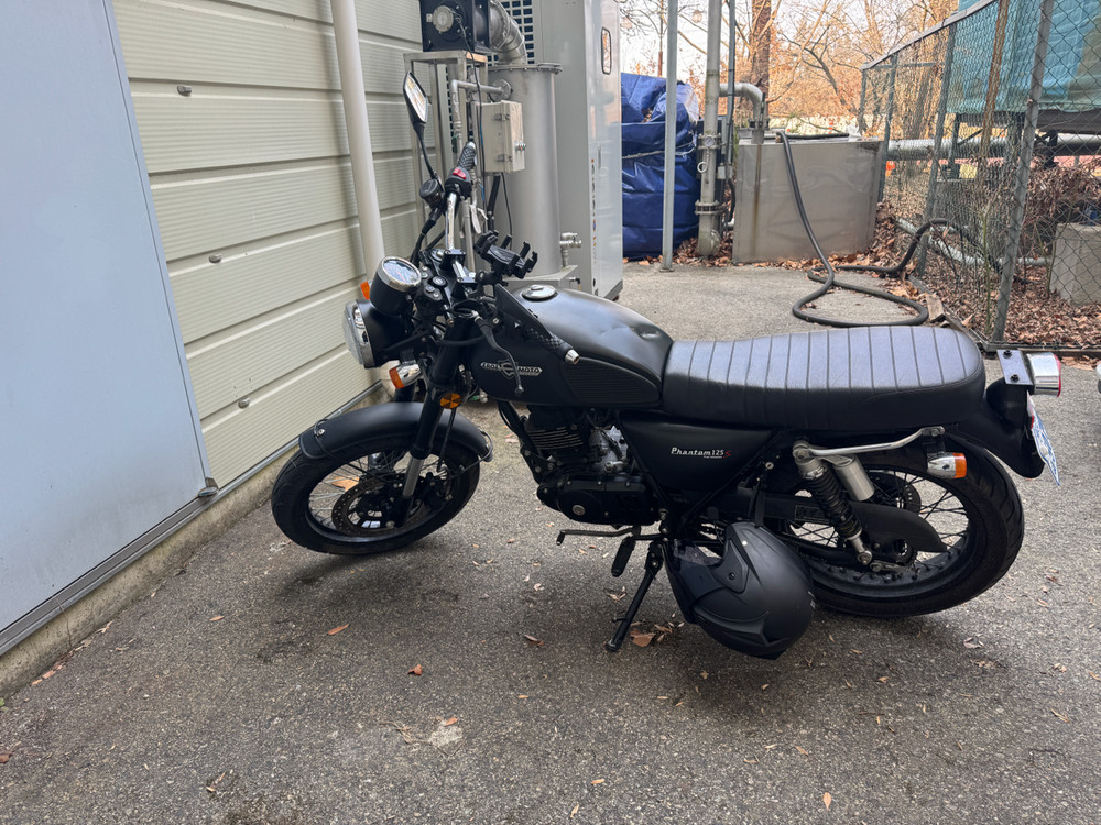 21년식 팬텀125 1만키로대 판매합니다--1