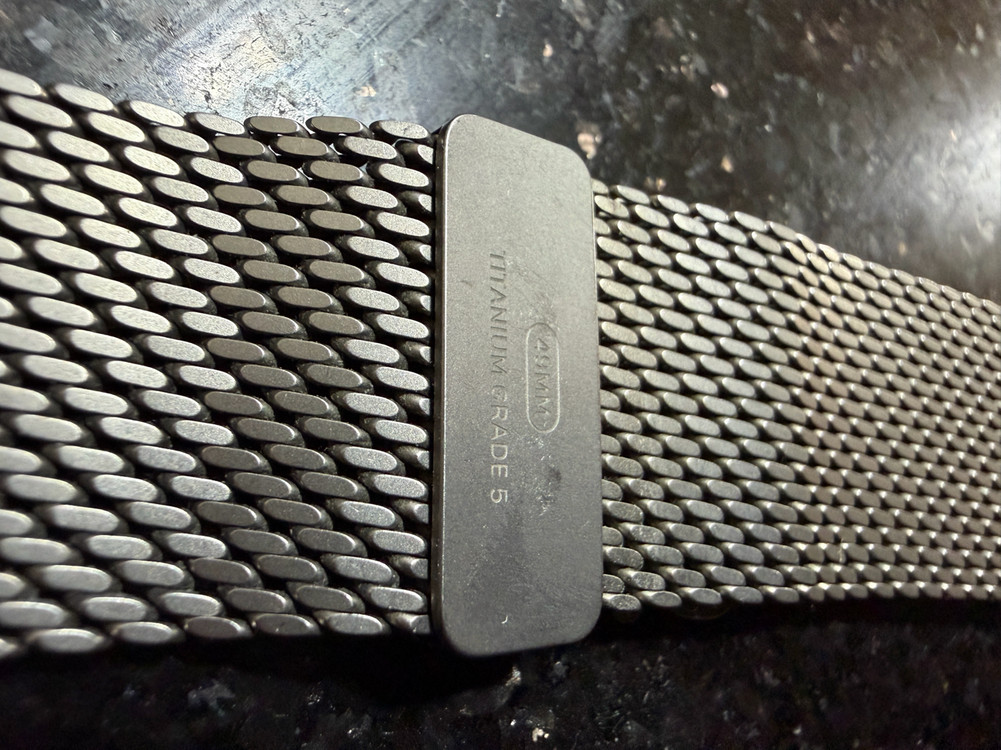 애플워치 티타늄 밀레니즈 루프 스트랩 m 사이즈 판매합니다.--1