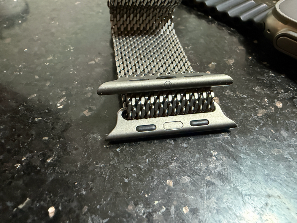 애플워치 티타늄 밀레니즈 루프 스트랩 m 사이즈 판매합니다.--2