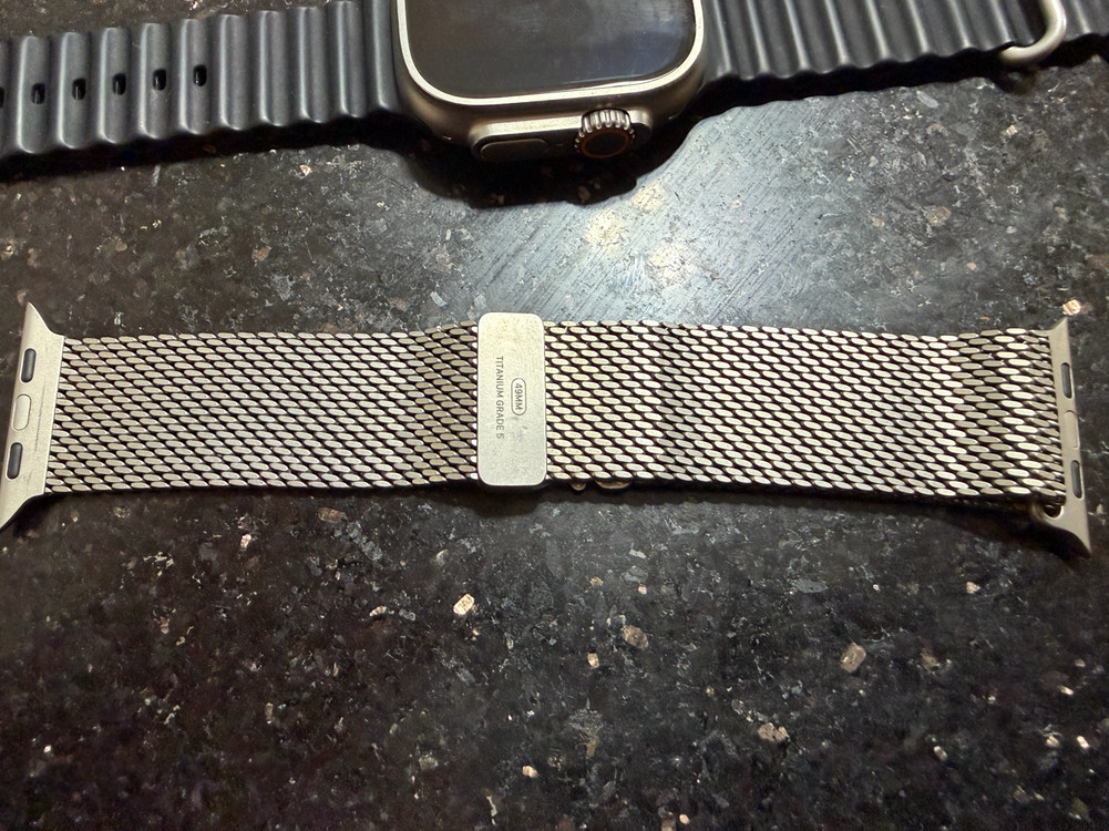 애플워치 티타늄 밀레니즈 루프 스트랩 m 사이즈 판매합니다.--3