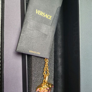 베르사체 메두사 목걸이 금장 이미지